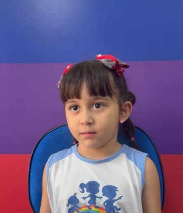 Aluna da Escadinha do Saber com o uniforme da escola