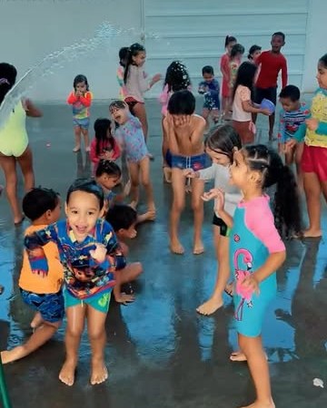 Crianças brincando na colônia de férias do Hotelzinho Recreativo