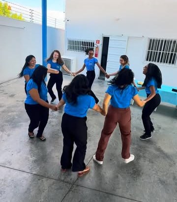 Equipe da Escadinha do Saber em atividade no pátio coberto