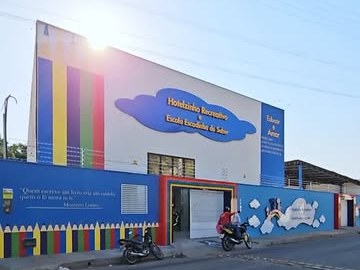Fachada da Escadinha do Saber vista da rua, em Floriano