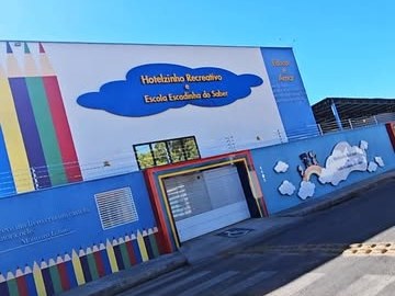 Fachada da Escola Escadinha do Saber, no Centro de Floriano