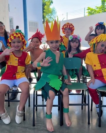 Crianças fantasiadas no Dia do Folclore da Escadinha do Saber