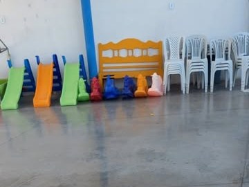 Brinquedos e escorregadores no pátio da Escadinha do Saber